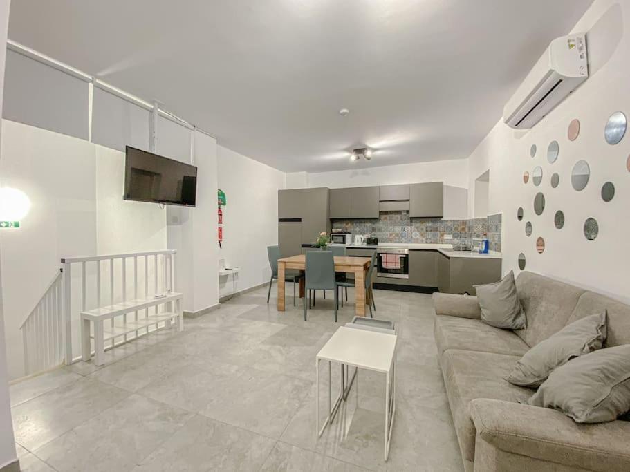 Апартаменты Designer Duplex Penthouse In Floriana Экстерьер фото