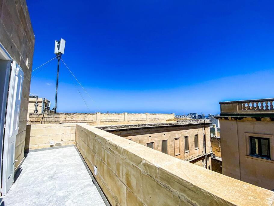 Апартаменты Designer Duplex Penthouse In Floriana Экстерьер фото